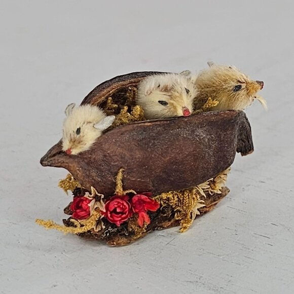 Vintage Baby Mice In Pecan Shell Fur Animals Signed Troy - Picture 3 of 10